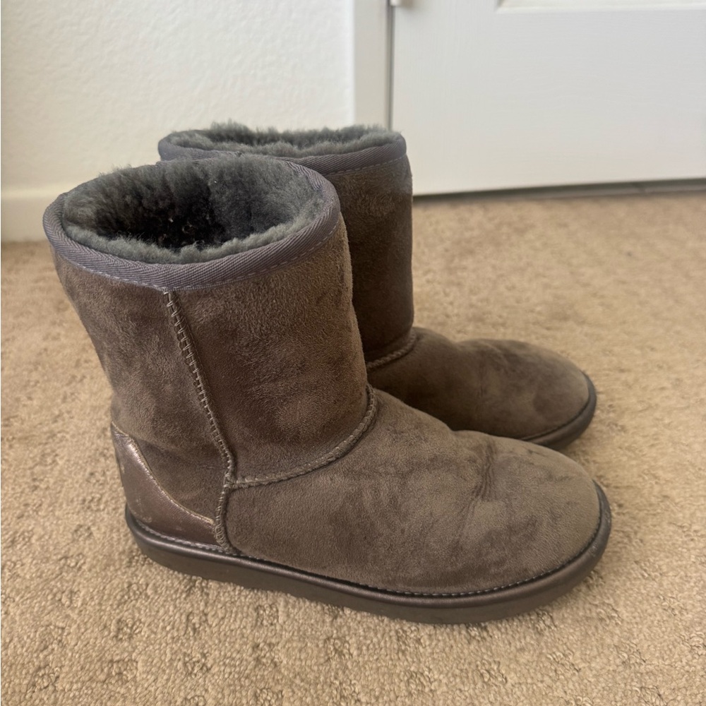 UGG Classic II Shine Boots in Charcoal Big Kid size 4